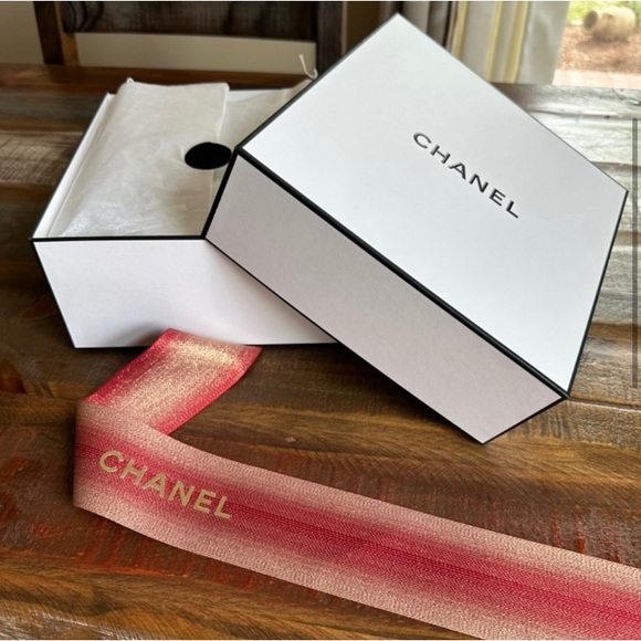 CHANNEL Box & Ribbon - Picture 6 of 9